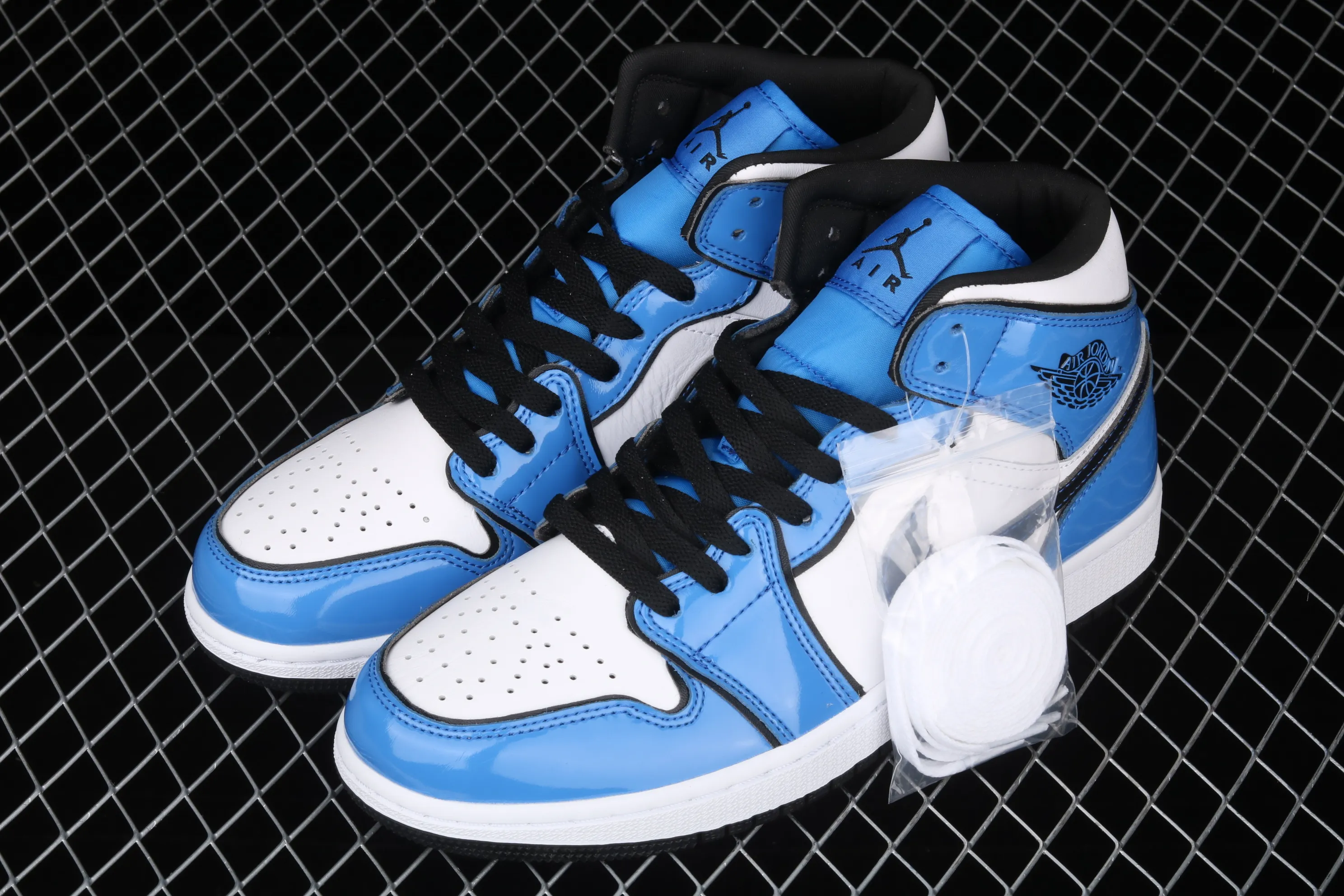 All categories Air Jordan Jordan series basketball shoes Air Jordan 1 Mid Air Jordan 1 Mid AJ1 Joe 1 patent leather white and blue Zhongbang basketball shoes DD6834-402
